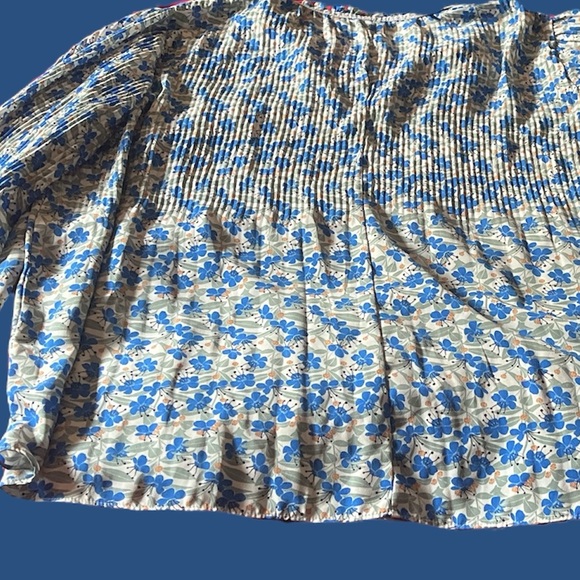 Max Studio’s Blue Floral Top- Size 1X - Picture 2 of 7
